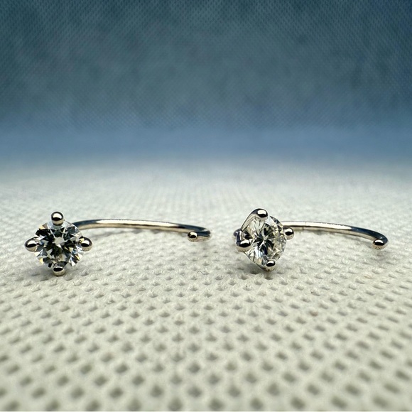 New 18k White Gold-Plated Sterling Silver 0.3ct Moissanite Hoop Earrings - Picture 2 of 7